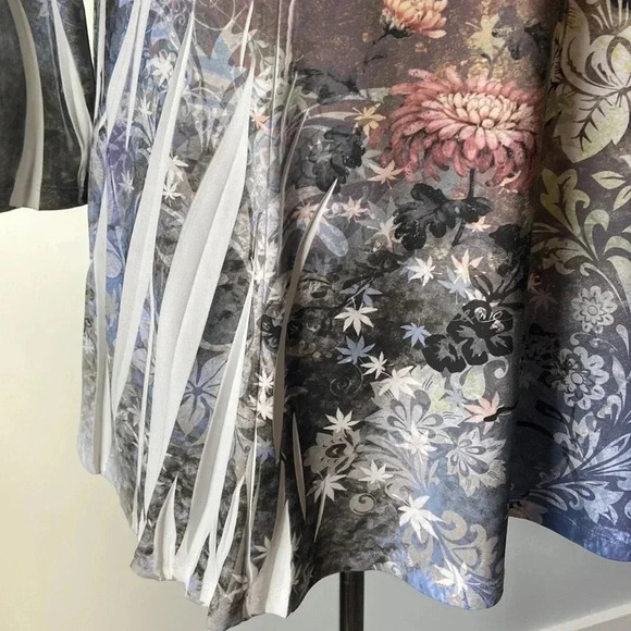 Pretty Woman | V-Neck Shirt - Picture 2 of 7